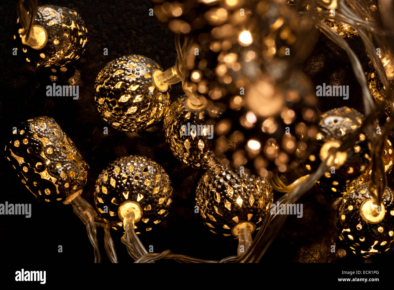Weihnachtsbeleuchtung. Silbernen Laternen hergestellt in Indien, mit LED-Lampen im Inneren. Stockfoto
