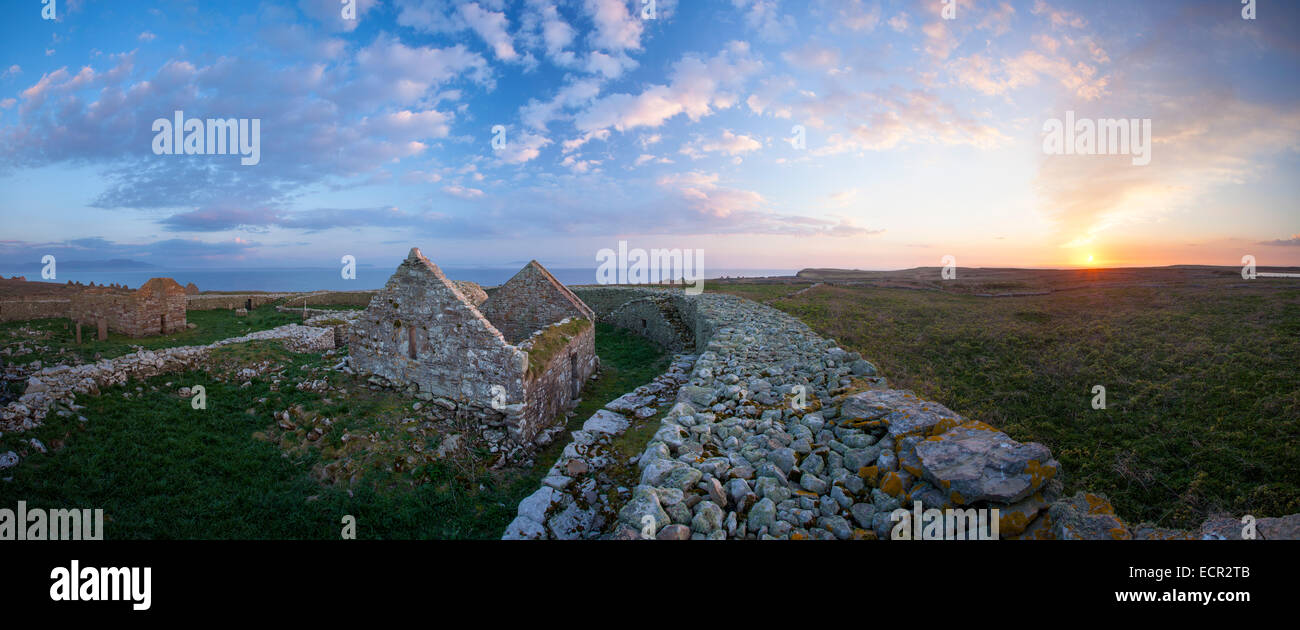 Sonnenuntergang über der Klostersiedlung und Cashel auf Inishmurray Island, County Sligo, Irland. Stockfoto