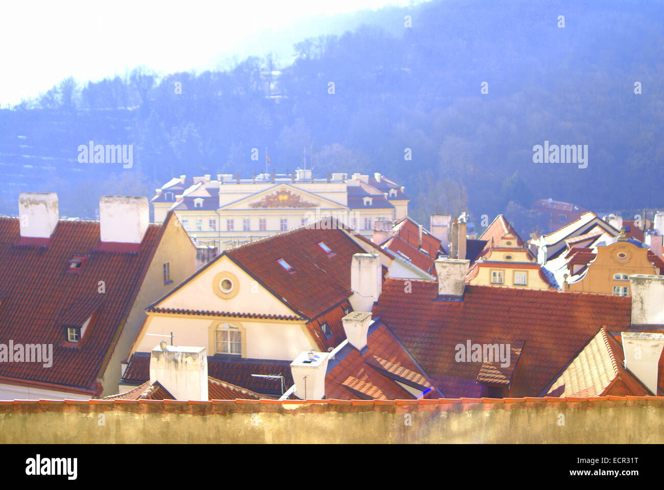 Prag elegante Gebäude, Dächer, Statuen, Windows sorgen für interessante Ansichten & Sehenswürdigkeiten reflektieren seine faszinierende Geschichte Stockfoto