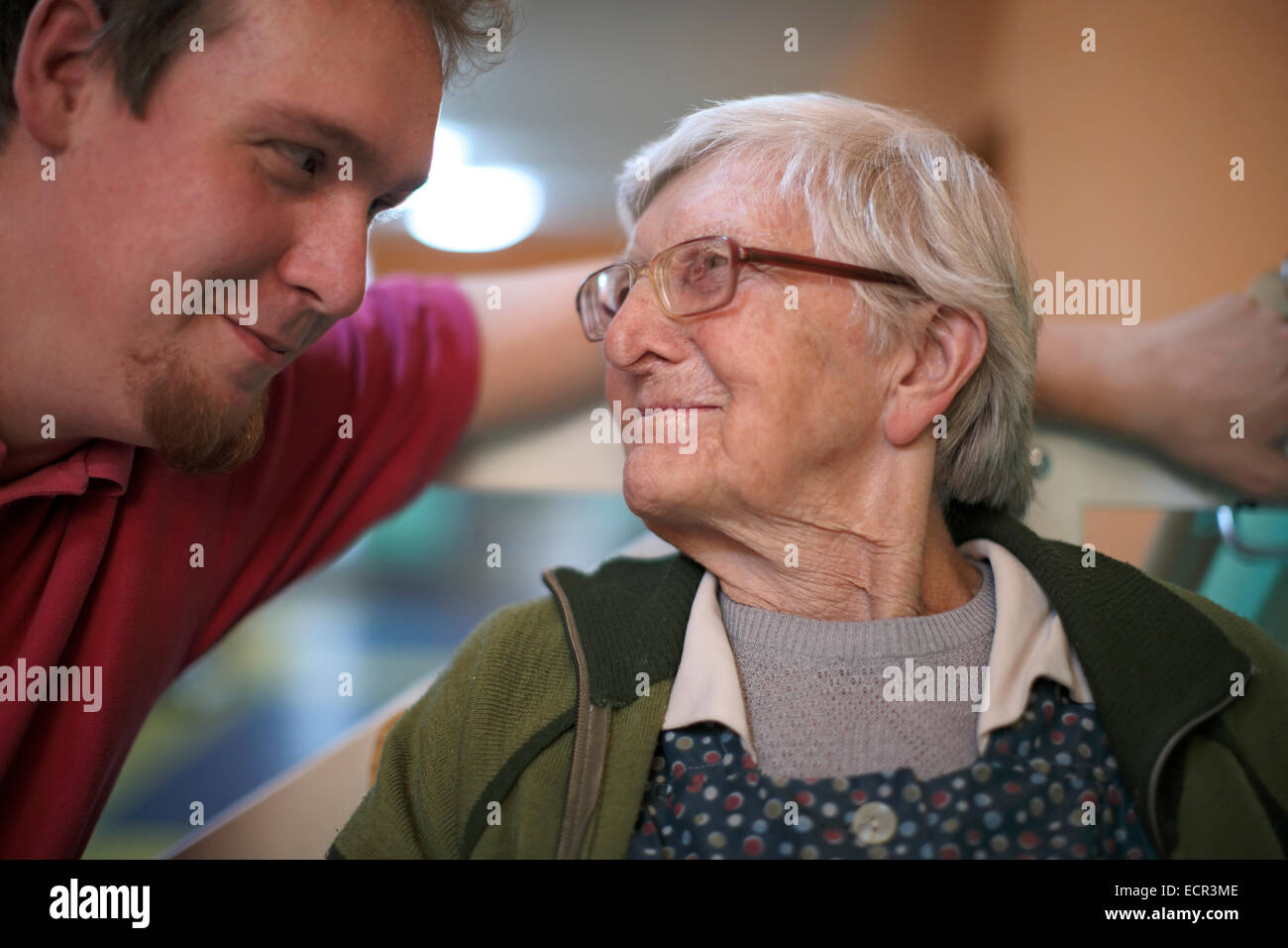 Frau 89 Jahre alt, Pflegeheim, Senior, im Gespräch mit Krankenschwestern, Gesundheitswesen, Krankenschwestern Stockfoto