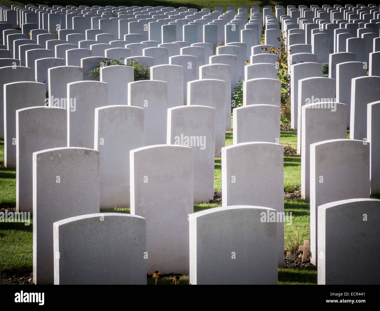 Grabsteine in Weltkrieg einer Hooge Krater Friedhof, Ypern, Belgien. Stockfoto