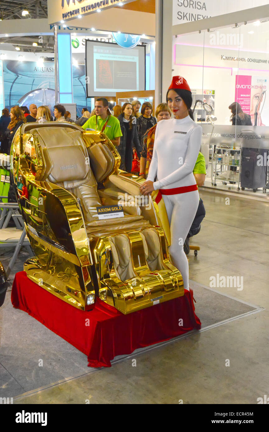 Junge weibliche Modell neben einem goldenen Stuhl für Schönheit Intercharm XII International-Parfümerie und Kosmetik-Ausstellung-Moskau Stockfoto