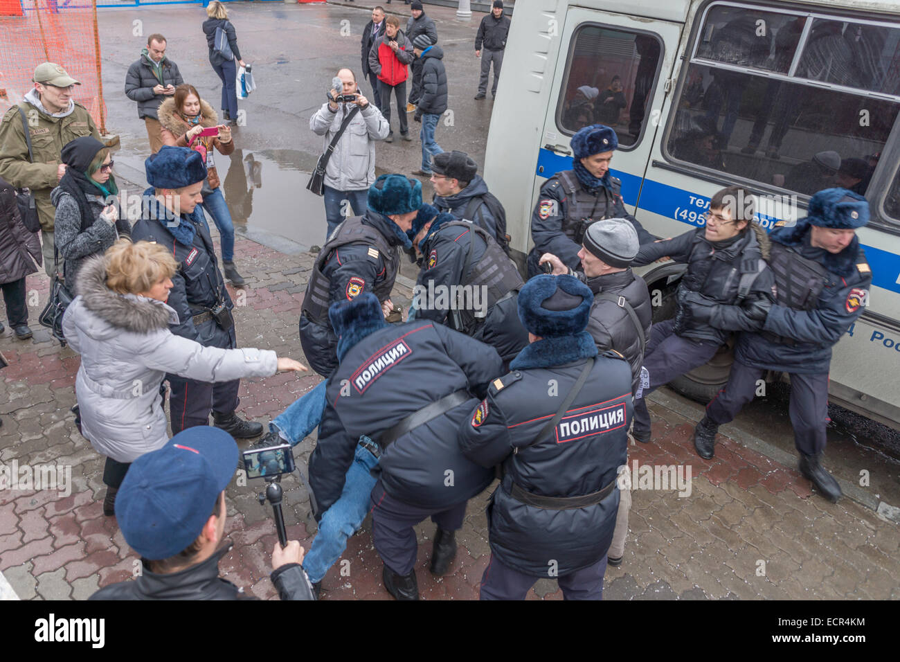 Moskau, Russland. 18. Dezember 2014. Über ein Dutzend Aktivisten auf dem Weg zu Russlands Präsident Putin Pressekonferenz in Moskau festgenommen, 18. Dezember 2014 Credit: Elkhan Mamedov/Alamy Live News Stockfoto