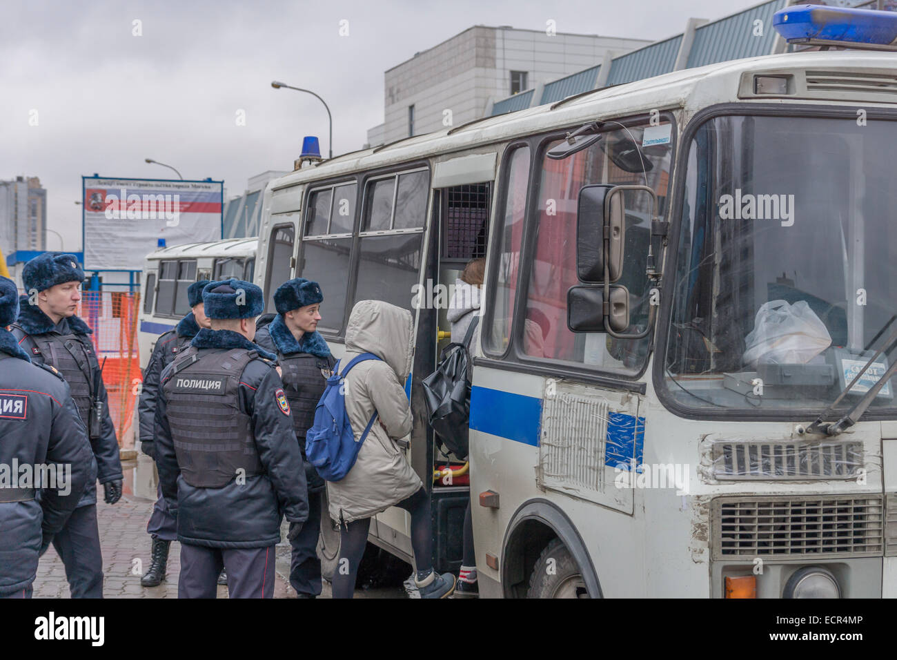 Moskau, Russland. 18. Dezember 2014. Über ein Dutzend Aktivisten auf dem Weg zu Russlands Präsident Putin Pressekonferenz in Moskau festgenommen, 18. Dezember 2014 Credit: Elkhan Mamedov/Alamy Live News Stockfoto