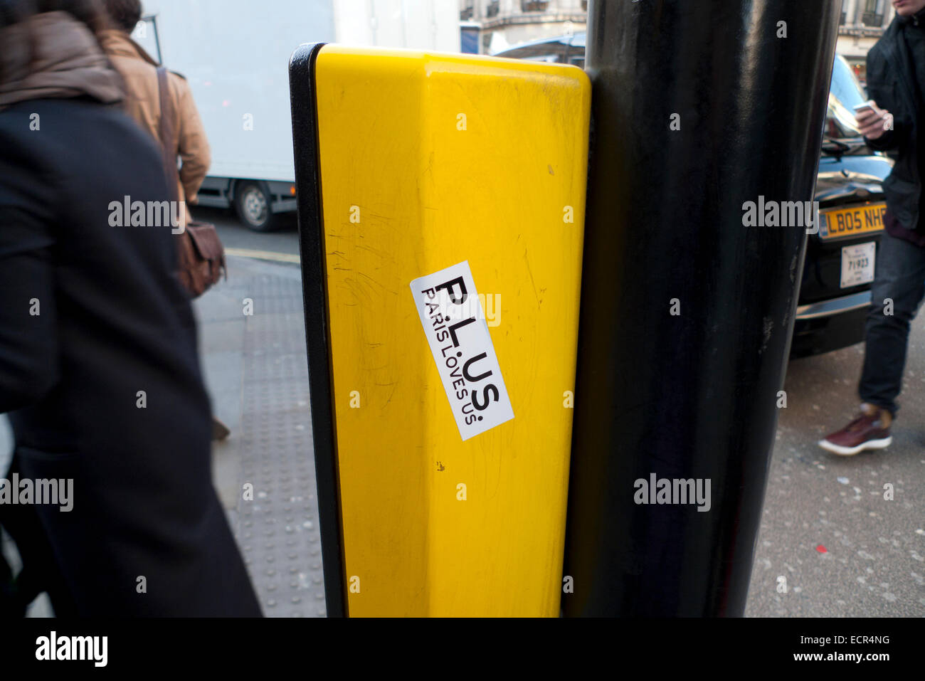 P.L.U.S. "Paris liebt uns" Aufkleber auf Fußgängerüberweg box im Regents Street, London UK KATHY DEWITT Stockfoto
