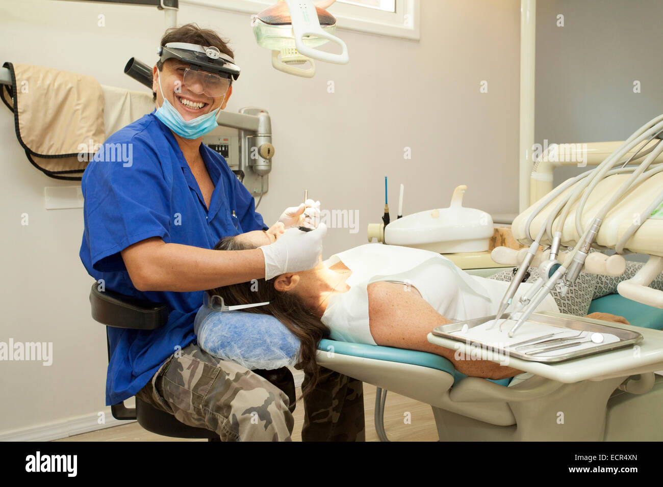 Patientin behandelt von einem Zahnarzt, das, den Modell veröffentlicht Stockfoto