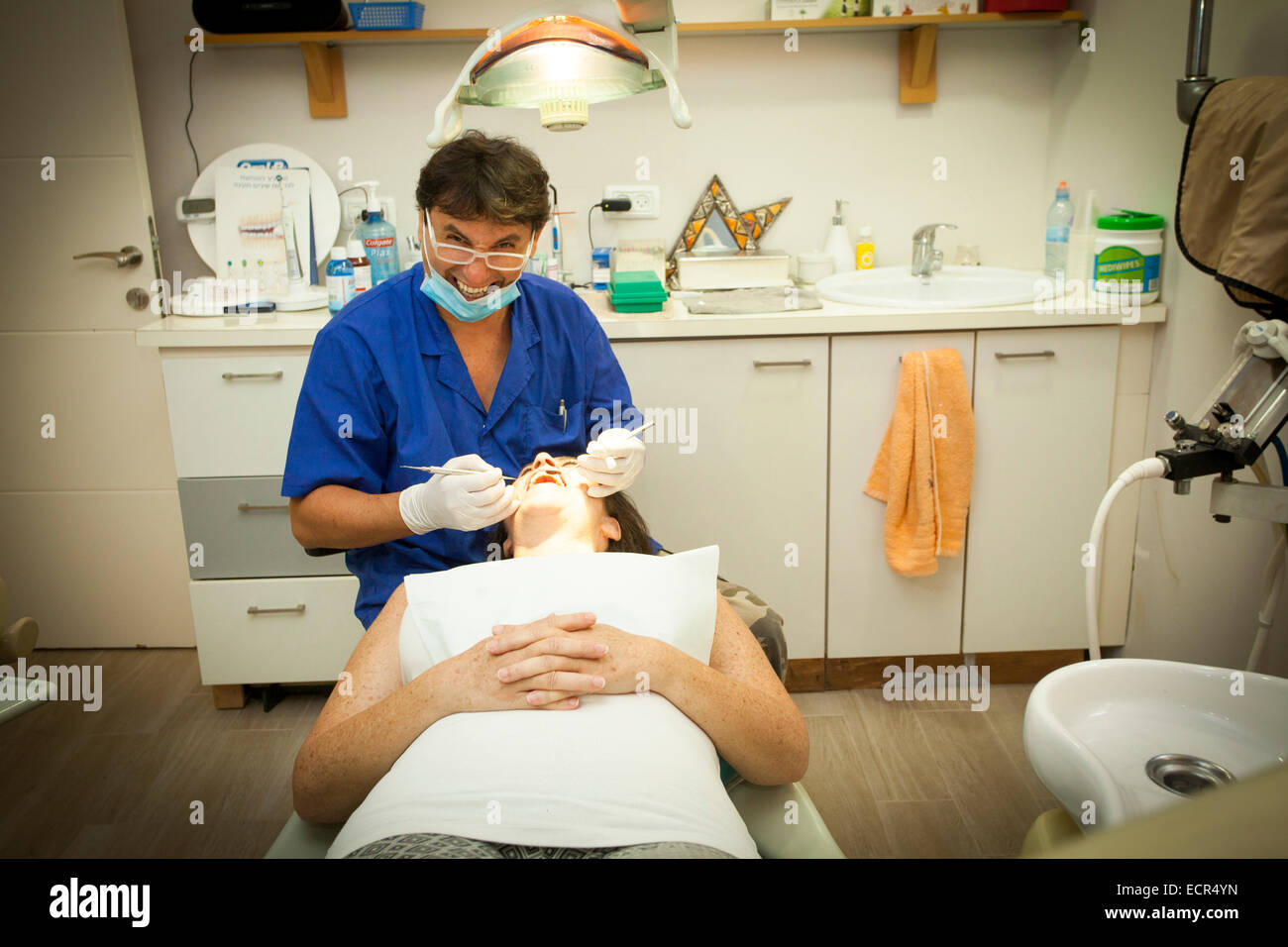 Patientin behandelt von einem Zahnarzt, das, den Modell veröffentlicht Stockfoto