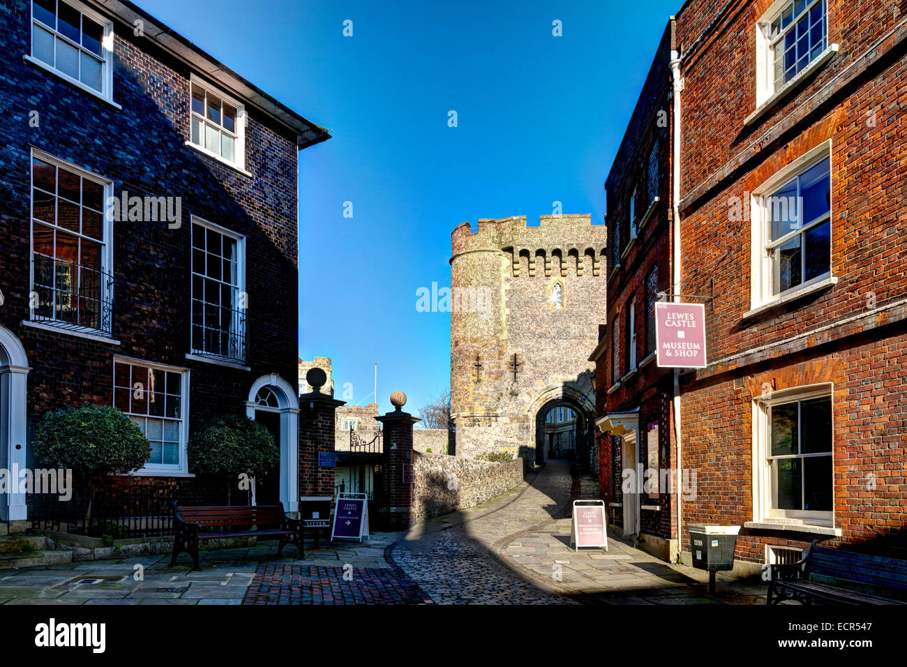 Die Barbican Gate und Schlosseingang, Lewes Castle, Lewes, Sussex, England Stockfoto