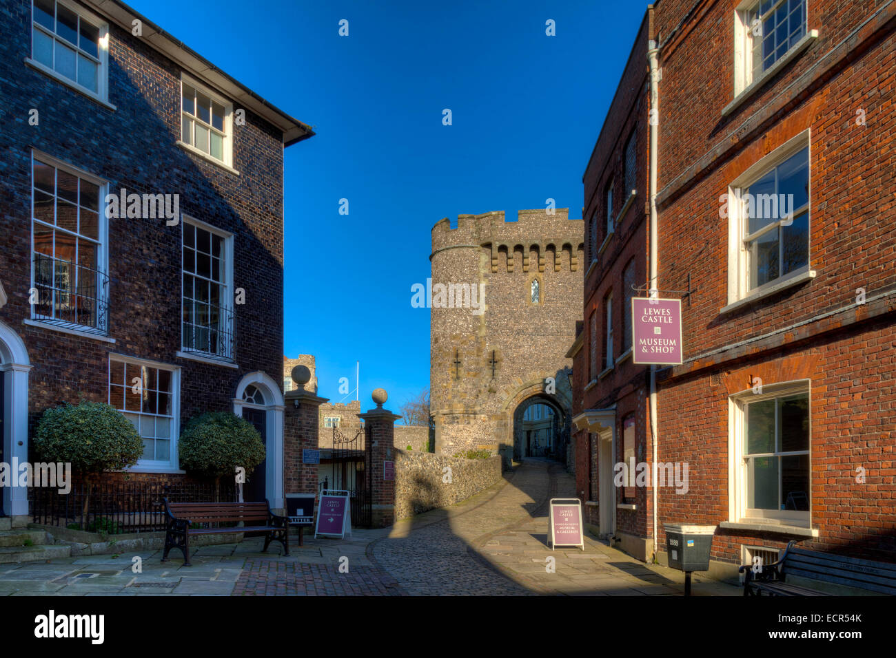 Die Barbican Gate und Schlosseingang, Lewes Castle, Lewes, Sussex, England Stockfoto