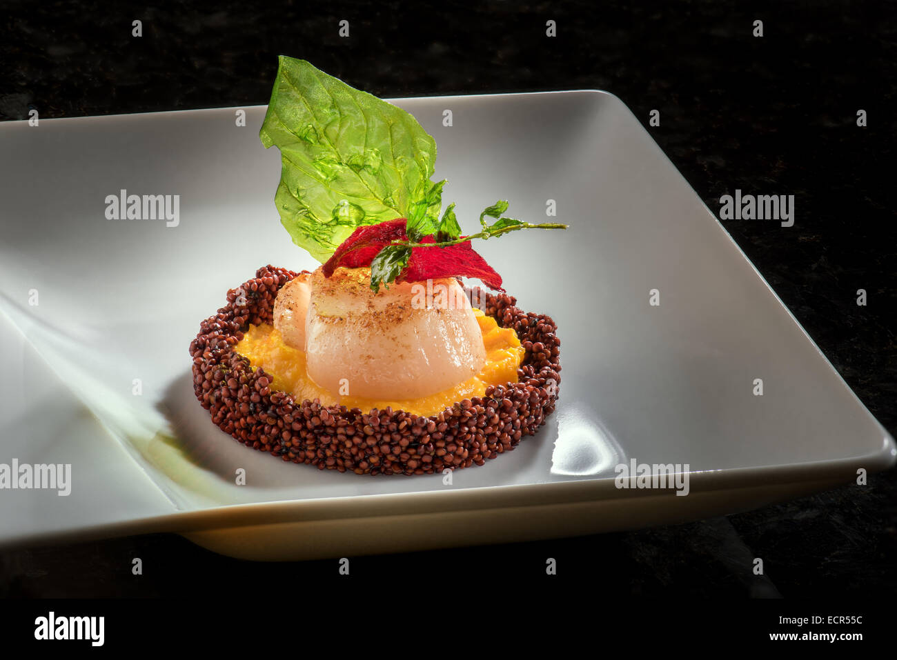 Jakobsmuschel-Kürbis-Püree gebraten Basilikum rote Beete Thymian Quinoa Amuse-Bouche Feinkost Stockfoto