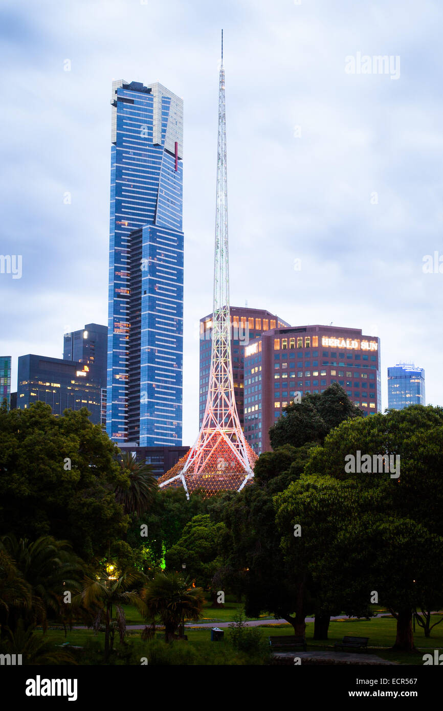 Melbourne, Australien - 20. Dezember - Melbourne berühmt Arts Centre und Eureka Tower von Alexandra Gardens in der Abenddämmerung am Dezember Stockfoto