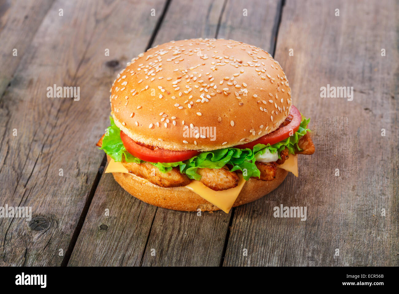 Hamburger mit Huhn und Käse auf einer Holzoberfläche Stockfoto