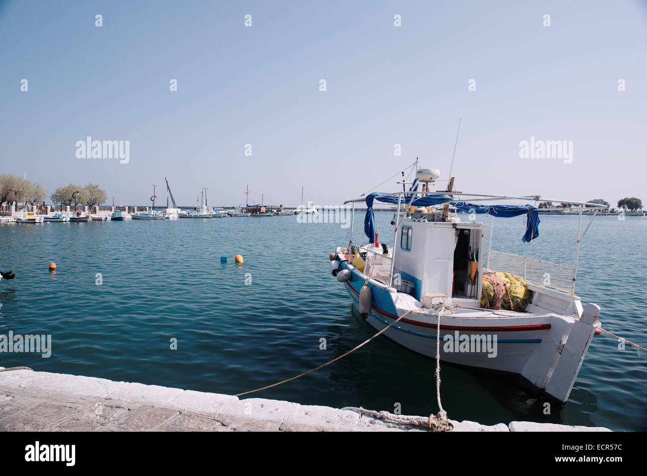 Ein Fischerboot in Pythagoreio Stadt in Kusadasi, Ägäis, Griechenland Stockfoto