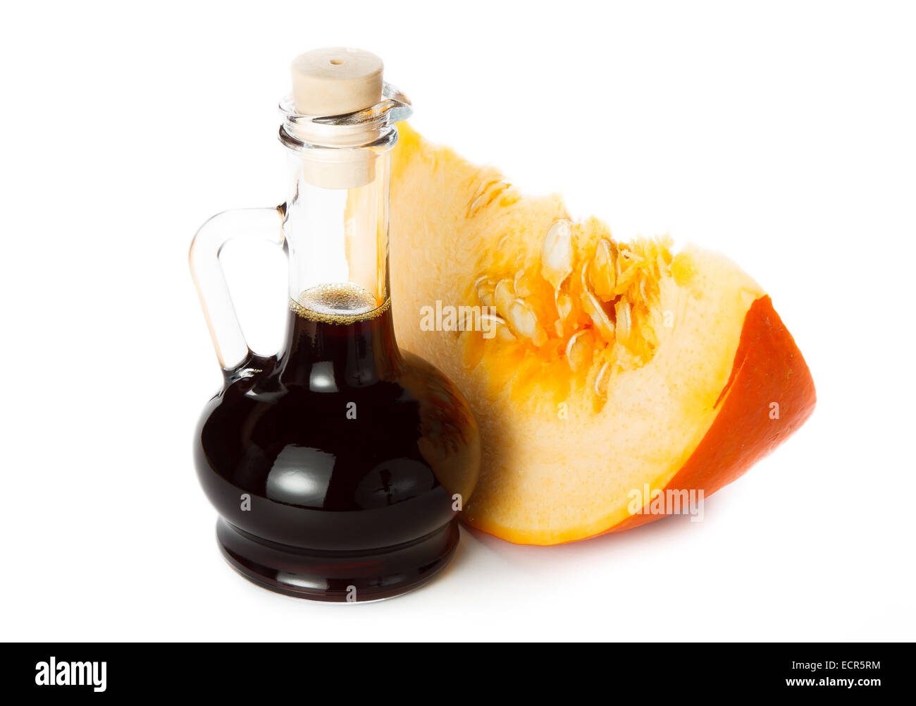Kürbiskernöl auf weißem Hintergrund Stockfoto