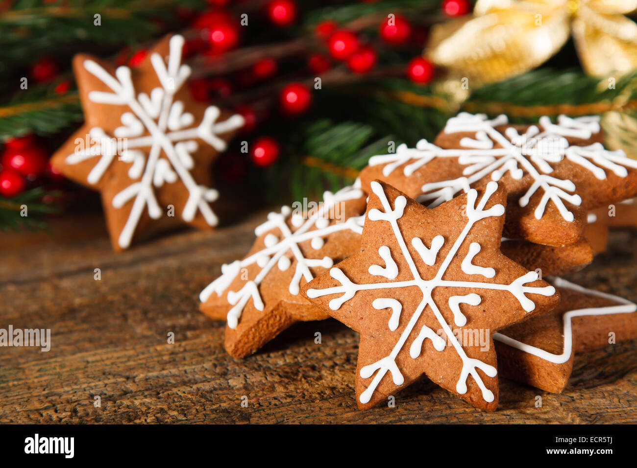 Weihnachten-Zusammensetzung - Lebkuchen auf Holztisch Stockfoto