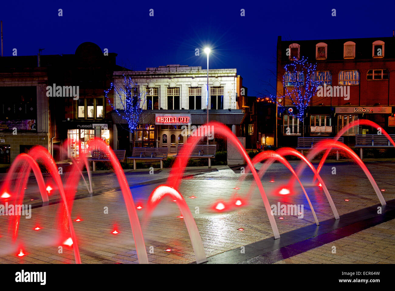 Farbige Brunnen im Centenary Square, Barnsley, South Yorkshire, England UK Stockfoto