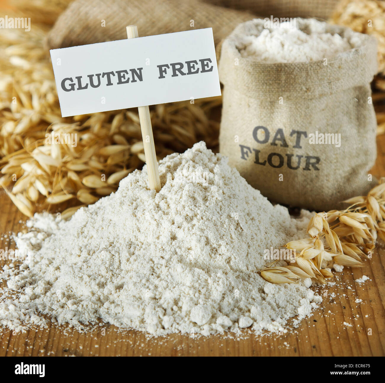 Hafermehl auf Holztisch Stockfoto