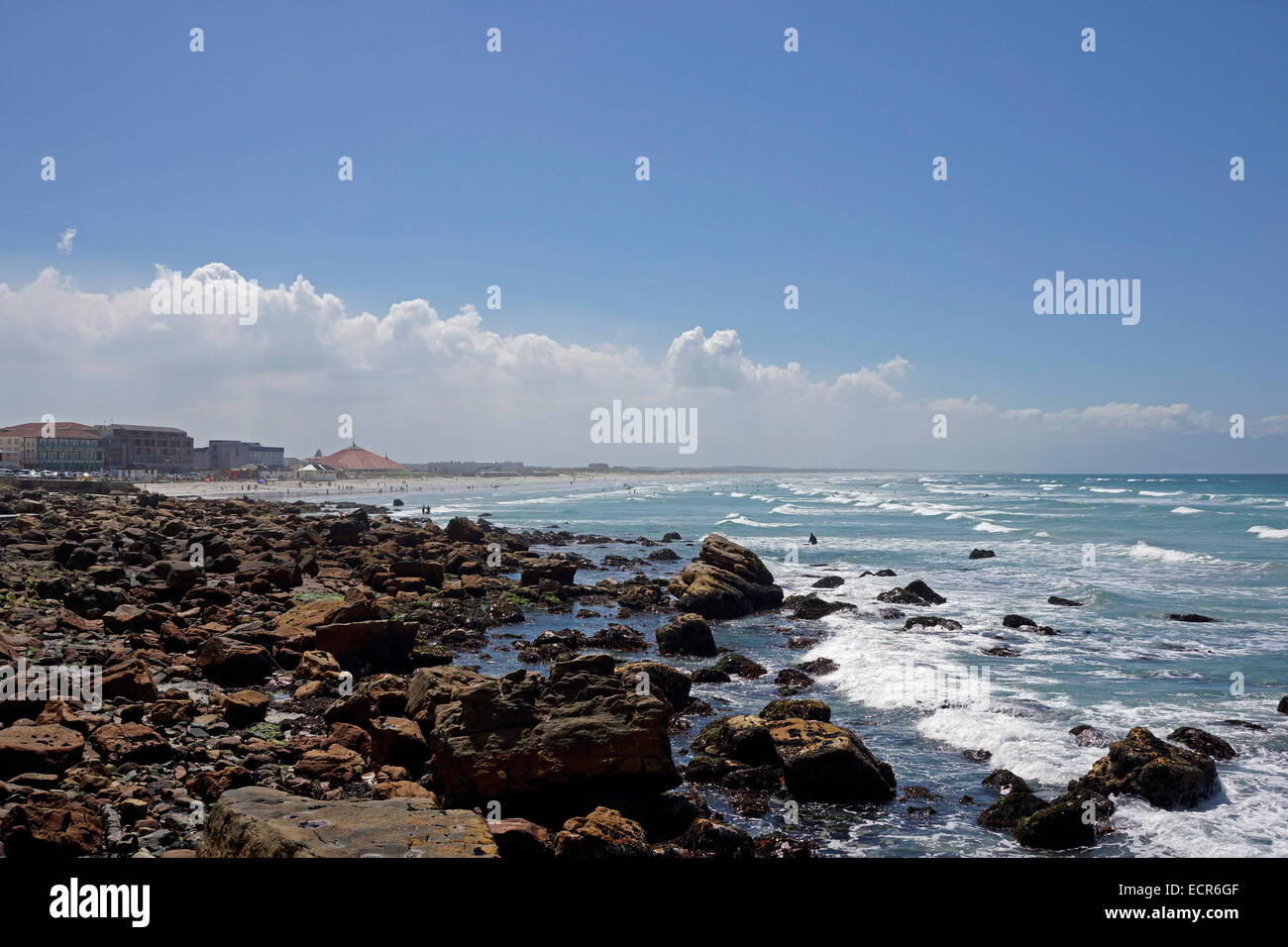 Die Stadt am Meer von Muizenberg ist beliebt bei Surfern und Menschen den Tag am Strand verbringen wollen. Stockfoto
