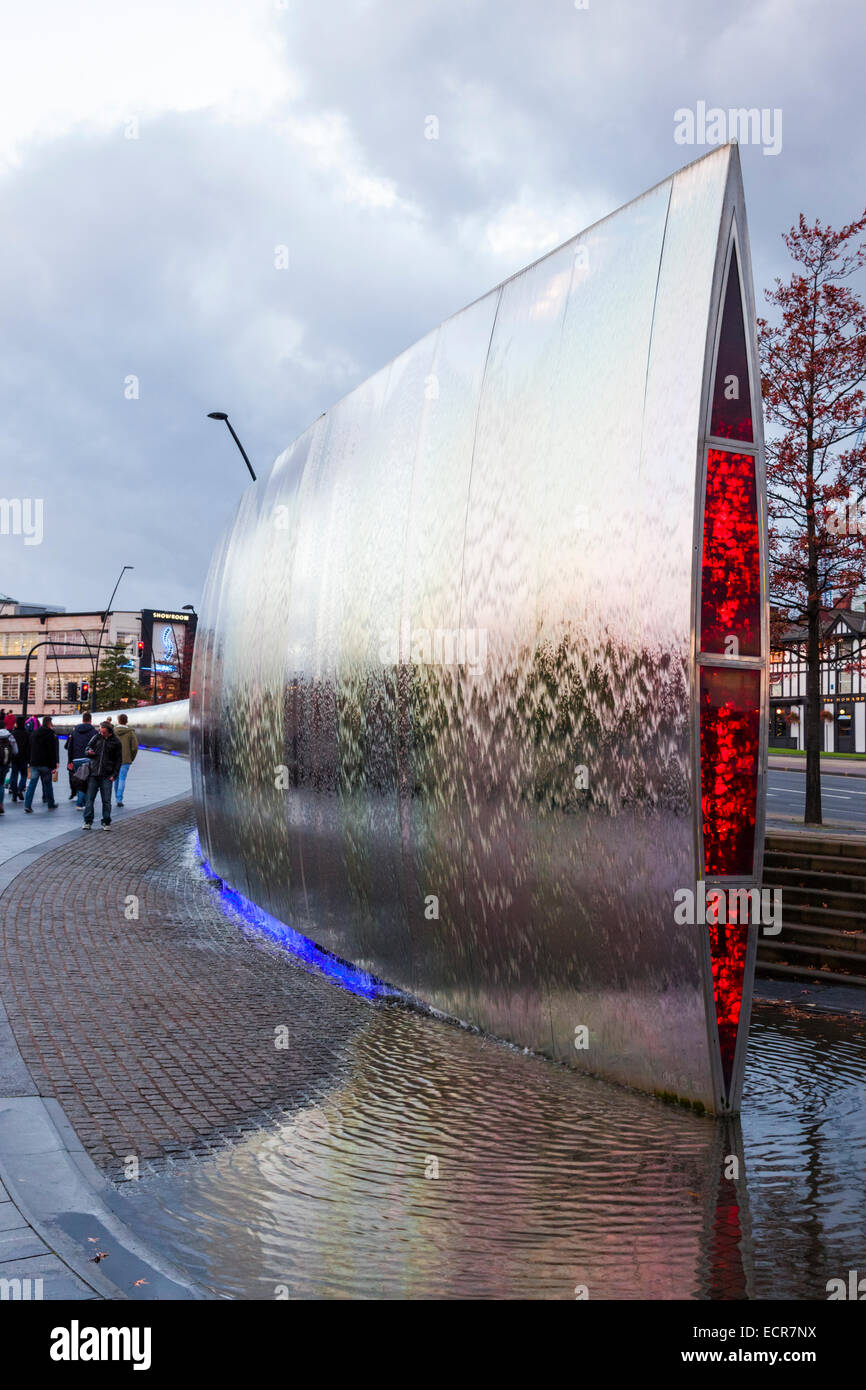 Die Schneide Skulptur, Garbe Square, Sheffield als Nacht Ansätze. Sheffield, Yorkshire, England, Großbritannien Stockfoto