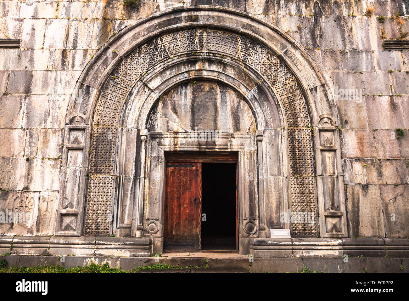 Gewölbte Tür an der Kirche von The Heilige Zeichen des Kreuzes am Haghpat in Armenien Stockfoto