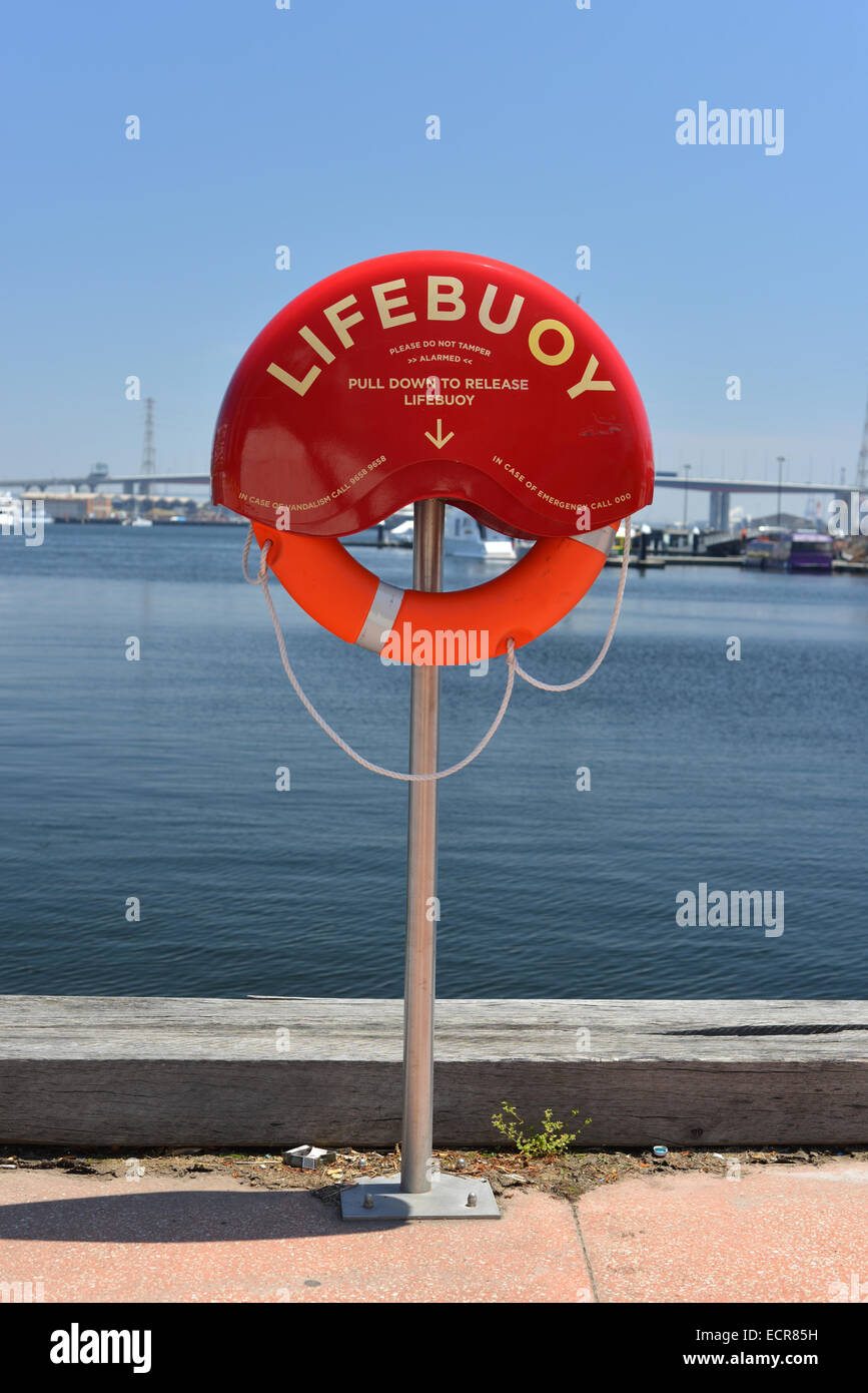 Rettungsring am Kai in Melbourne Harbour, Australien Stockfoto