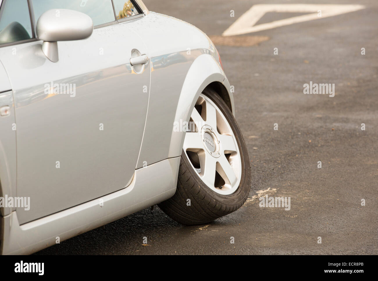 Ein Audi Auto mit einem hinteren Rad herunterfallen. Stockfoto