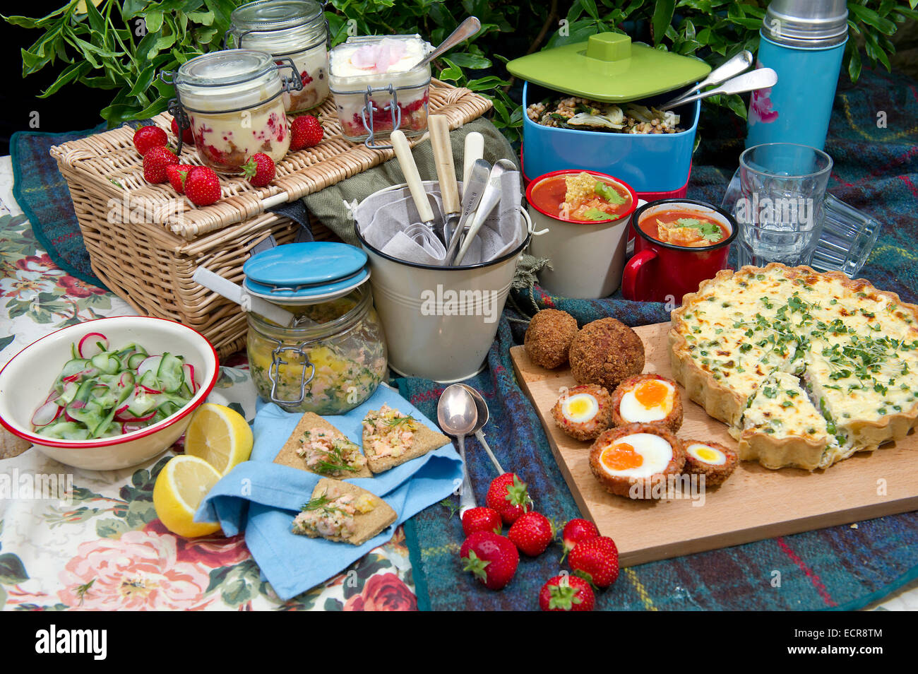 Picknick zu verbreiten, einschließlich Tomaten-Suppe, Quiche, Salat, Pflaumenmus Eis und Scotch Eiern Stockfoto