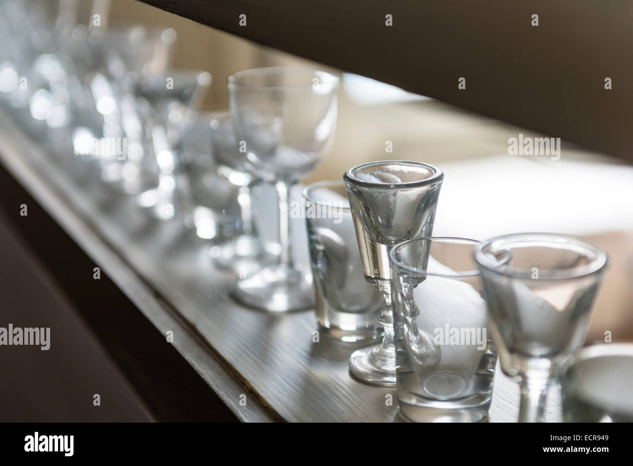 Reihe von kleinen Getränke Gläsern auf Regal Stockfoto