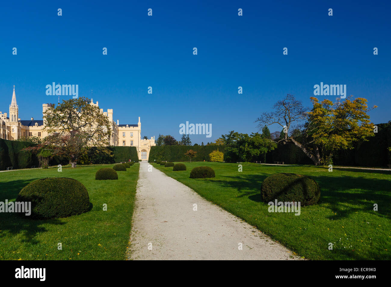 Schloss mit einem englischen Garten in Lednice Stockfoto