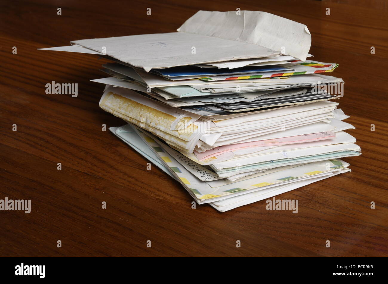 Stapel Alter Briefe und Umschläge auf Holztisch Stockfoto