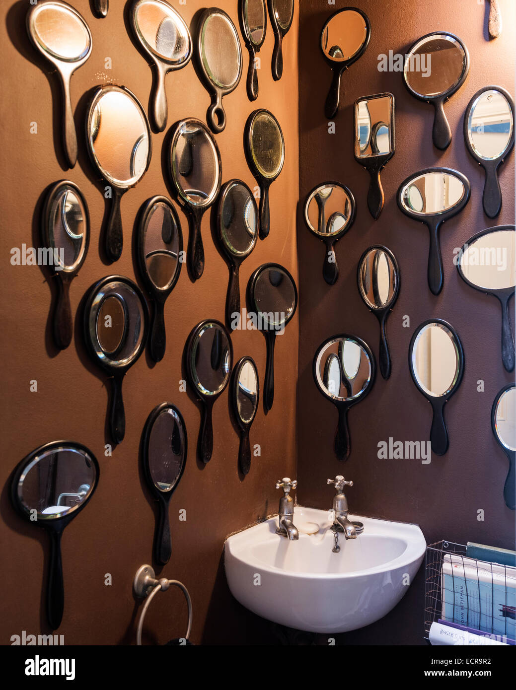 Ebenholz Hand Spiegel an der Wand des Badezimmers Stockfoto