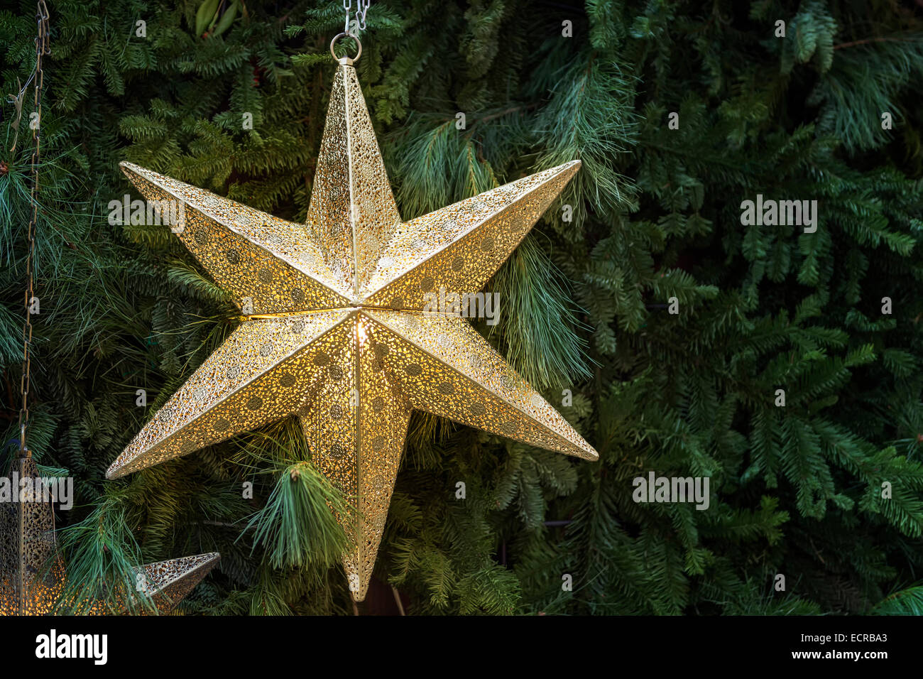 Bild von einem goldenen Stern als Dekoration auf einem Weihnachtsmarkt Stockfoto