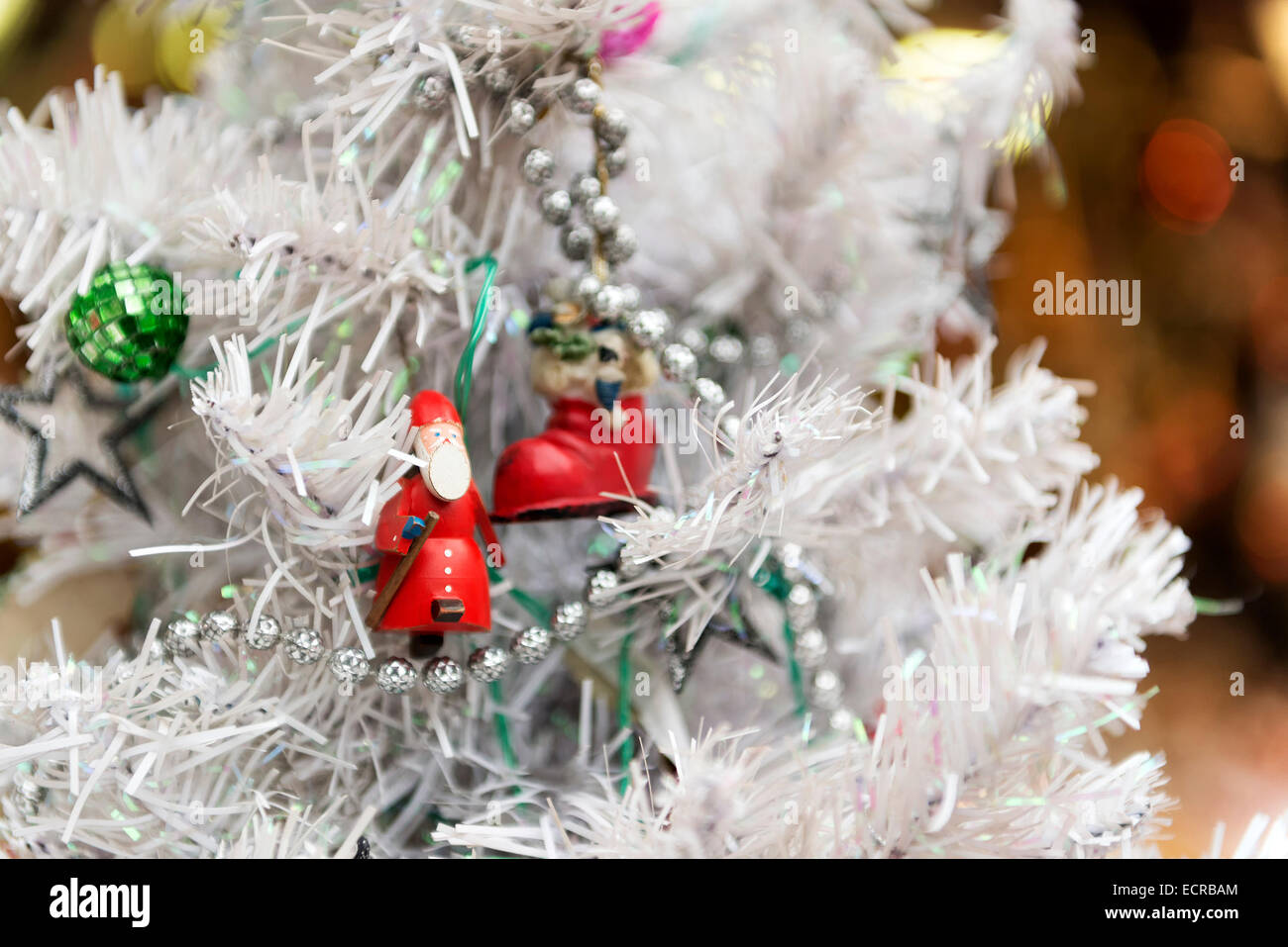 Bild von Santa Claus in einem weißen Baum auf einem Weihnachtsmarkt Stockfoto