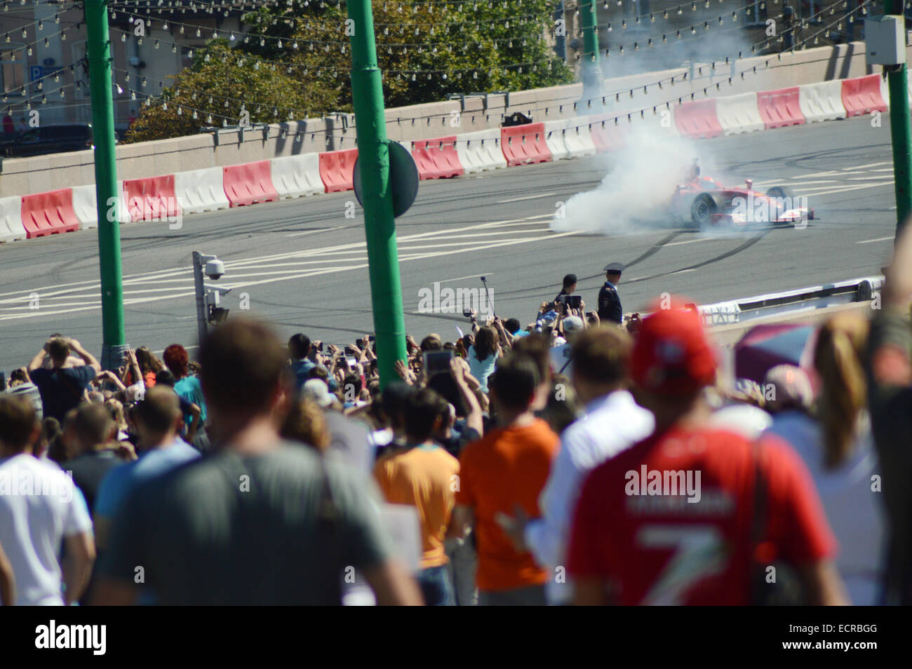 Moscow City Racing F1 Ferrari Auto u-turn auf Geschwindigkeit Stockfoto