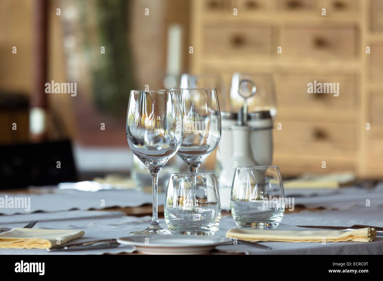 Eleganter Tisch für Esszimmer einrichten Stockfoto
