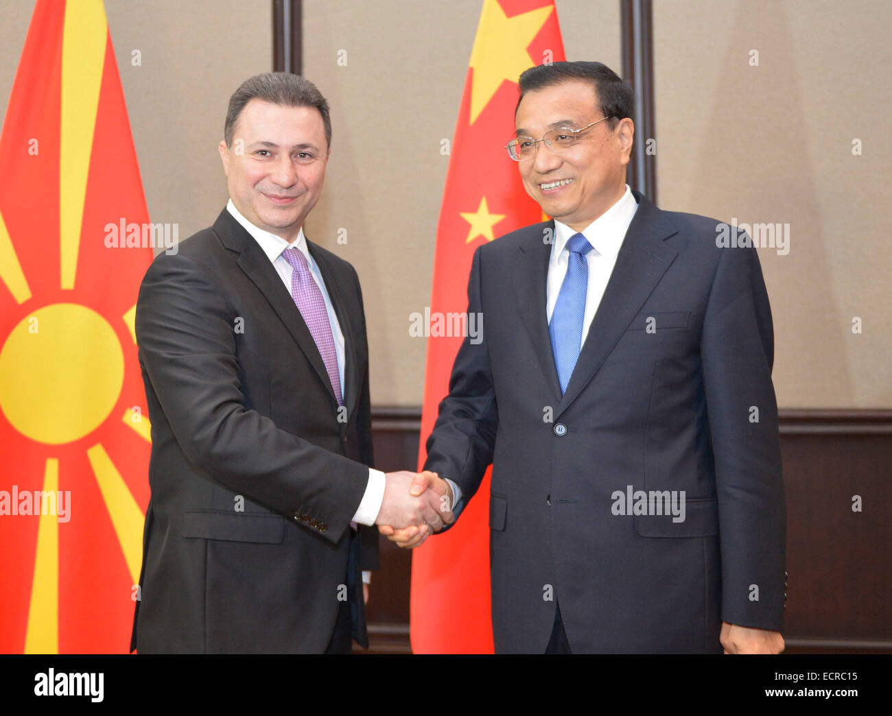 Belgrad, Serbien. 17. Dezember 2014. Chinese Premier Li Keqiang (R) trifft sich mit der mazedonische Premierminister Nikola Gruevski in Belgrad, 17. Dezember 2014. © Liu Lihang/Xinhua/Alamy Live-Nachrichten Stockfoto