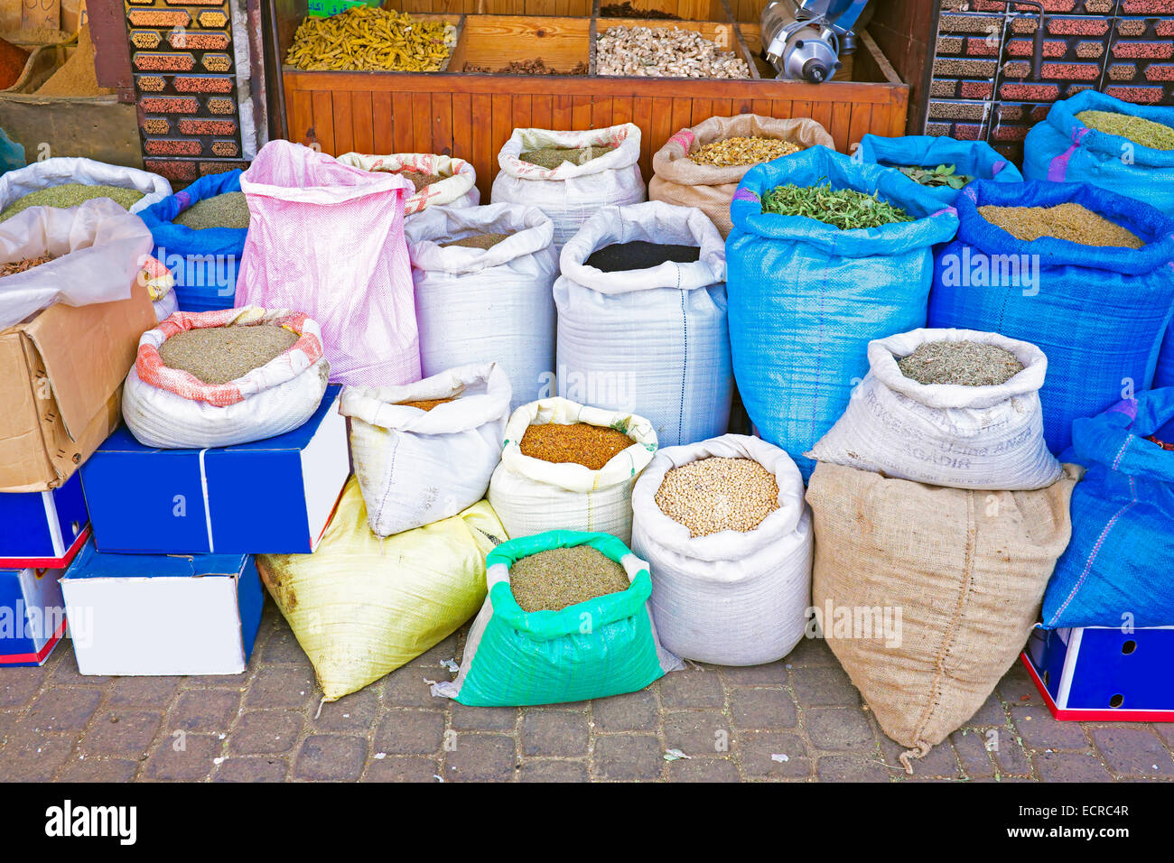 Gewürze auf dem Markt in den Souks von Marrakesch, Marokko Stockfoto