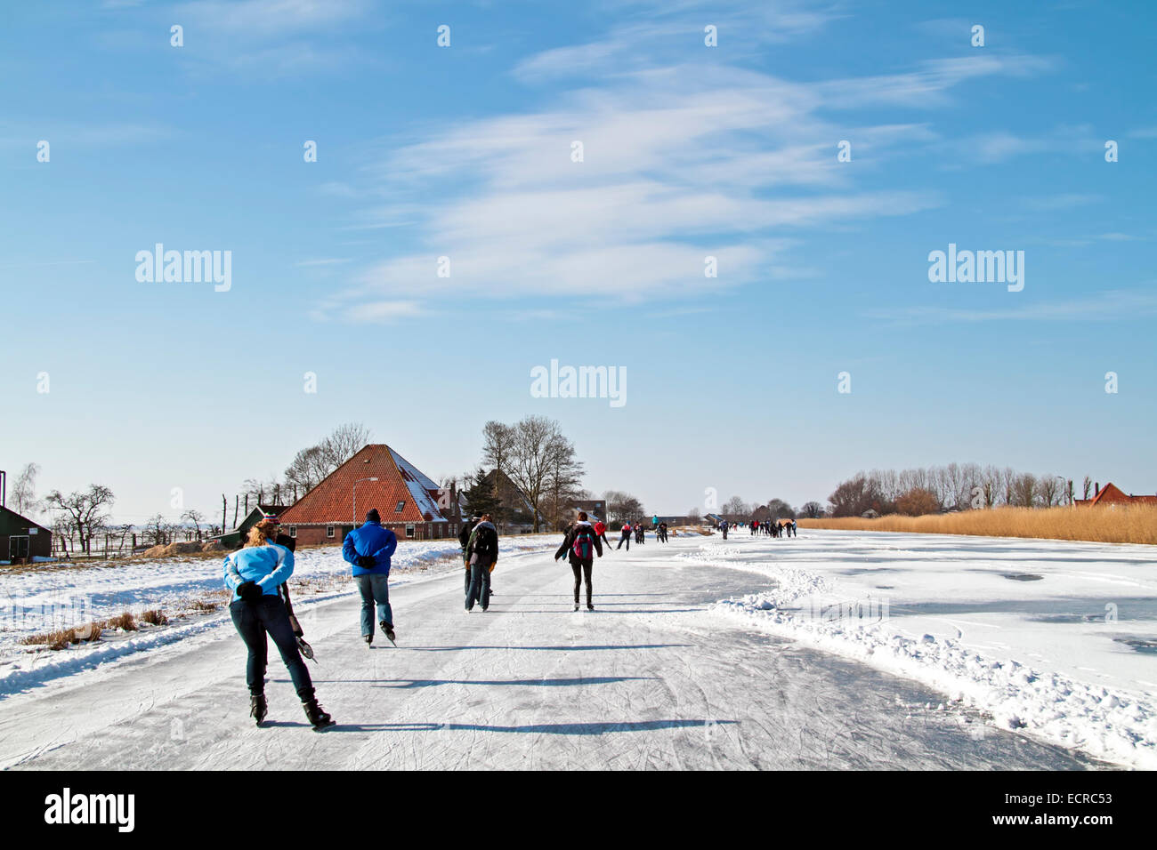 Eislaufen auf dem Lande aus den Niederlanden bei Sonnenuntergang Stockfoto