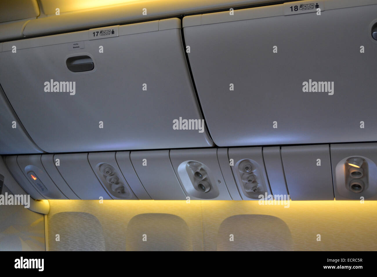 Flugzeug-Interieur mit Gepäck Schränke Stockfoto