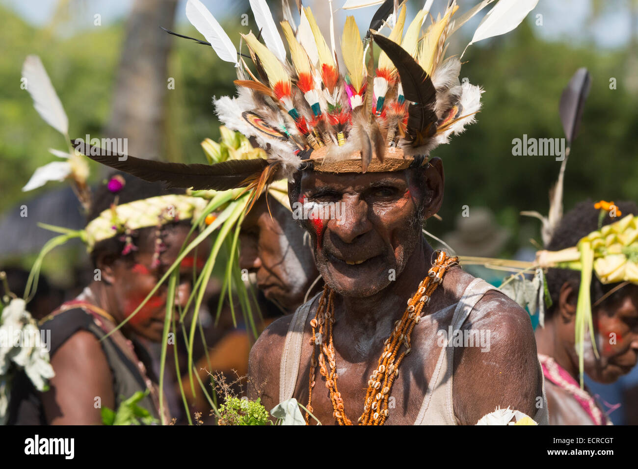 Melanesien, Papua-Neu-Guinea, Sepik River Gebiet, Murik Lakes, Karau Dorf. Dorfälteste in kunstvollen Feder Kopfschmuck. Stockfoto