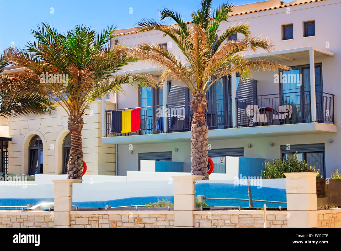 Klein und intim Resort mit komfortablen Zimmern und Balkonen. Das Hotel liegt an der Küste der Insel Kreta, Griechenland. Stockfoto