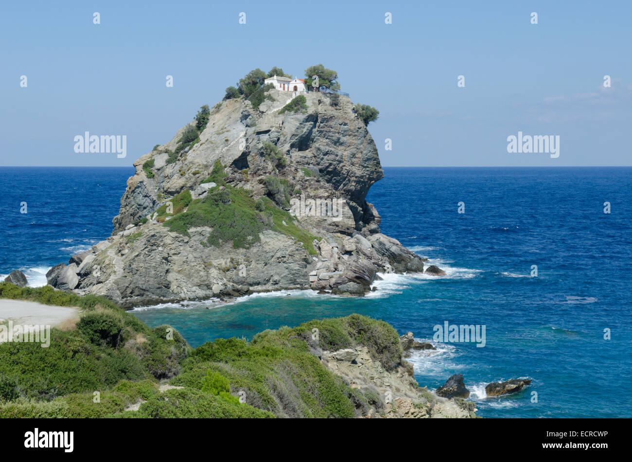 Mamma Mia Kapelle Agios Ioannis, Skopelos, Griechenland. Oktober. Kirche auf dem Felsen