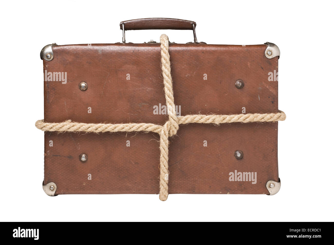 alte Koffer gebunden mit Seil isoliert auf weißem Hintergrund Stockfoto