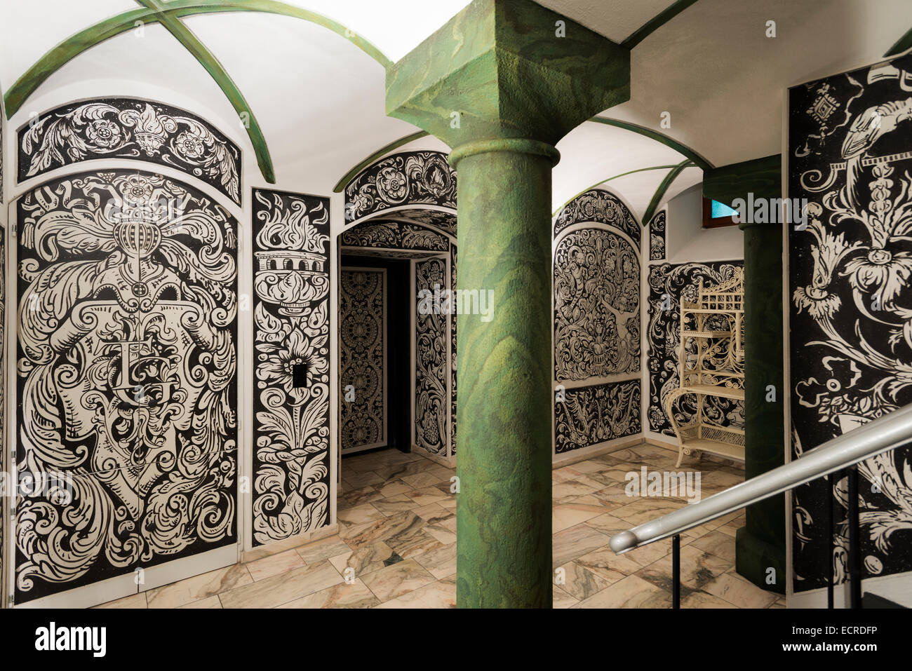 Gewölbte Decke und Barock Stil Tapete im Flur mit grünen Spalte