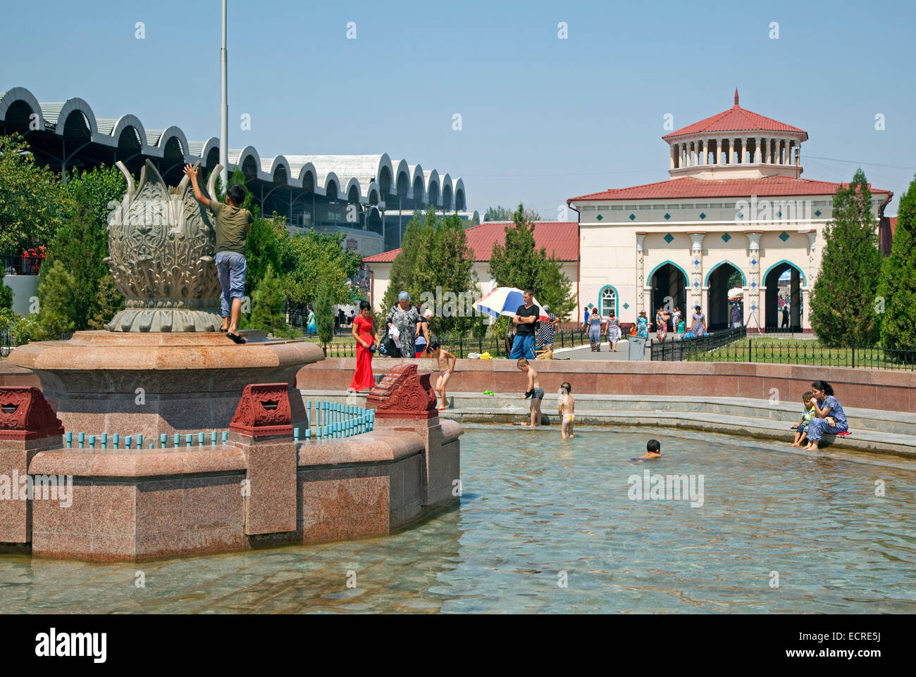 Kinder spielen im Brunnen vor der Chorsu Basar im Zentrum der alten Stadt von Taschkent, Kapital Stadt von Usbekistan Stockfoto