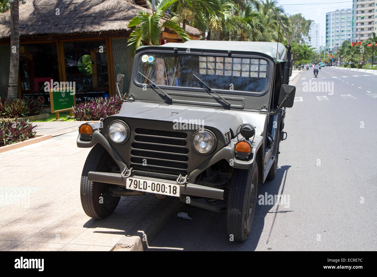 Vintage US Militär Jeep-Modell M-151 auf der Straße in Nha Trang, Vietnam. Stockfoto