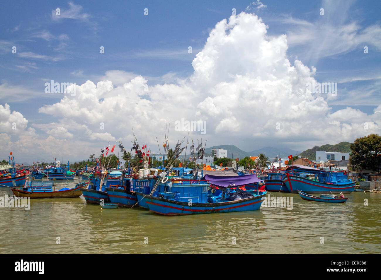 Hafen mit Fischerbooten in Nha Trang, Vietnam. Stockfoto