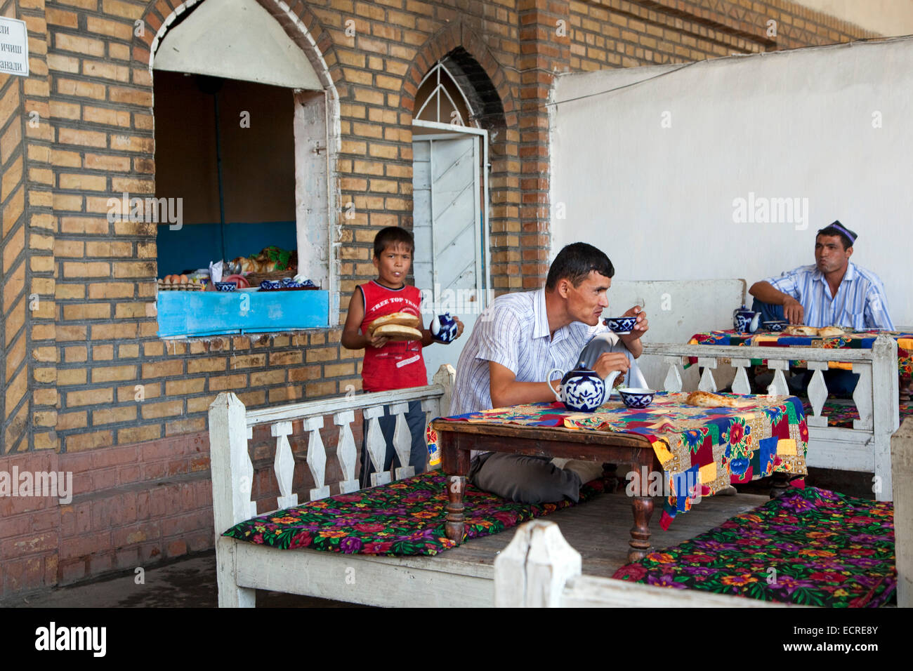 Usbekische Männer trinken Tee und Mittagessen in Usbekistan Stockfoto