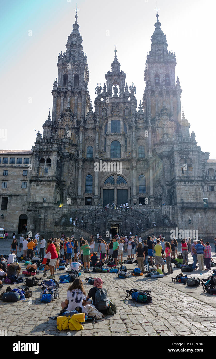 SANTIAGO DE COMPOSTELA, Spanien – 8. September 2012: Pilger Ruhe am Ende der Camino de Santiago auf dem Obradoiro Platz nach rea Stockfoto