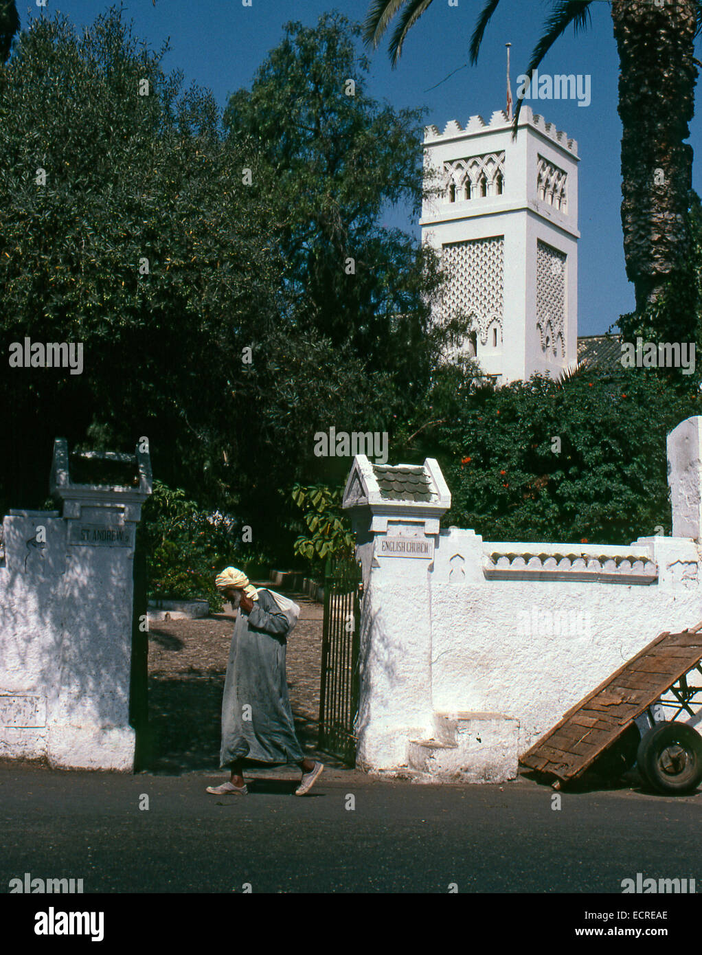Tanger, Marokko - AUGUST 1979: Ein Mann mit Turban und Djellaba verbracht vor einer Englisch-Kirche am August 1979 in Tanger, M Stockfoto